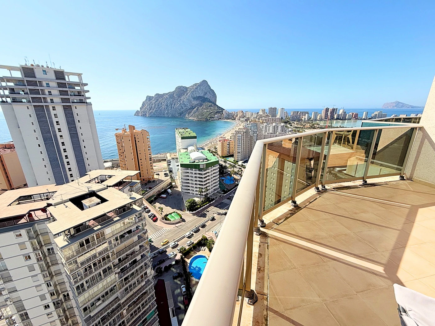 Impresionante Ático en Una Sola Planta con Vistas al Mar de 240° – Una Propiedad Verdaderamente Única en Calpe
