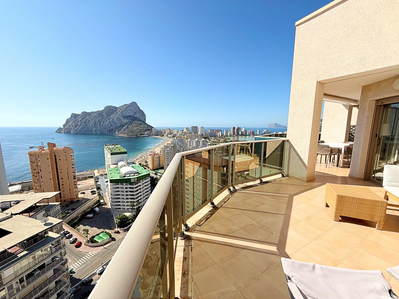 Impresionante Ático en Una Sola Planta con Vistas al Mar de 240° – Una Propiedad Verdaderamente Única en Calpe