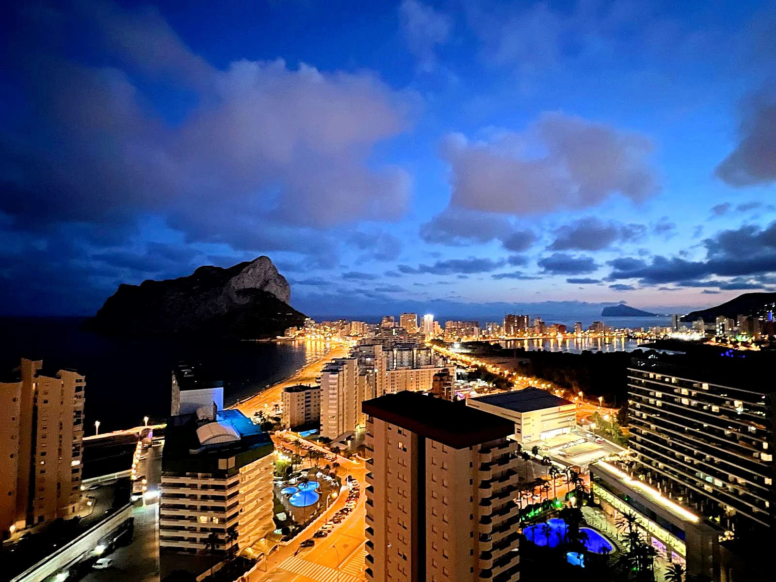 Impresionante Ático en Una Sola Planta con Vistas al Mar de 240° – Una Propiedad Verdaderamente Única en Calpe