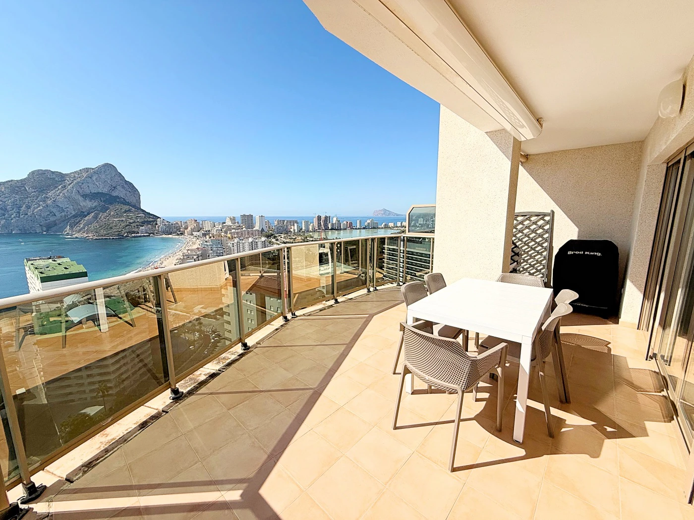 Impresionante Ático en Una Sola Planta con Vistas al Mar de 240° – Una Propiedad Verdaderamente Única en Calpe