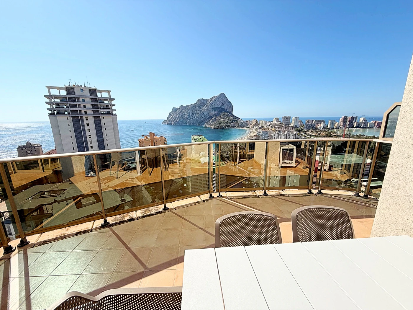 Impresionante Ático en Una Sola Planta con Vistas al Mar de 240° – Una Propiedad Verdaderamente Única en Calpe