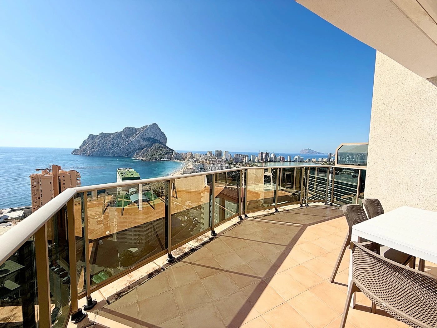 Impresionante Ático en Una Sola Planta con Vistas al Mar de 240° – Una Propiedad Verdaderamente Única en Calpe