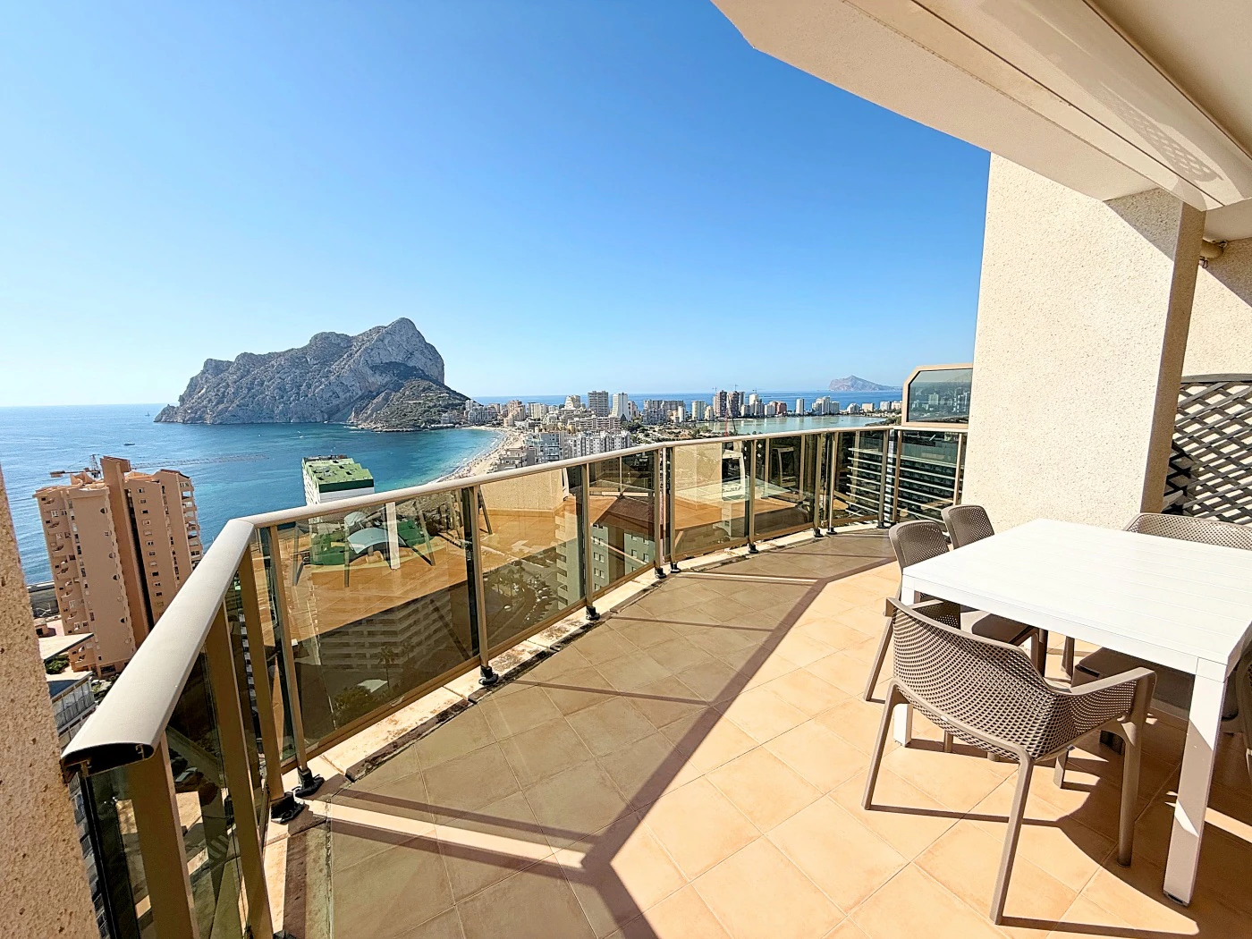 Impresionante Ático en Una Sola Planta con Vistas al Mar de 240° – Una Propiedad Verdaderamente Única en Calpe