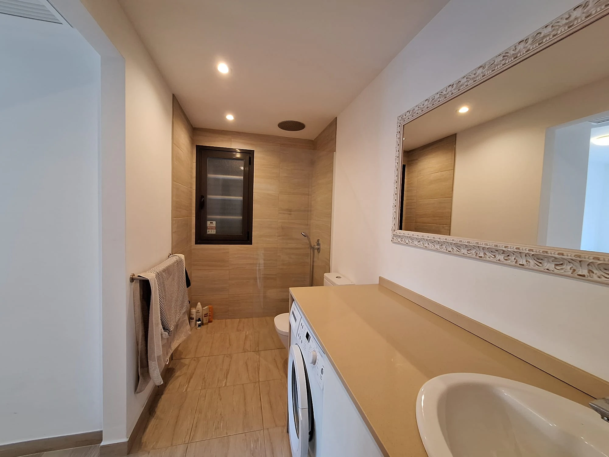 Wohnung zu verkaufen mit 2 Schlafzimmern und 2 Bädern sowie Gemeinschaftspool.