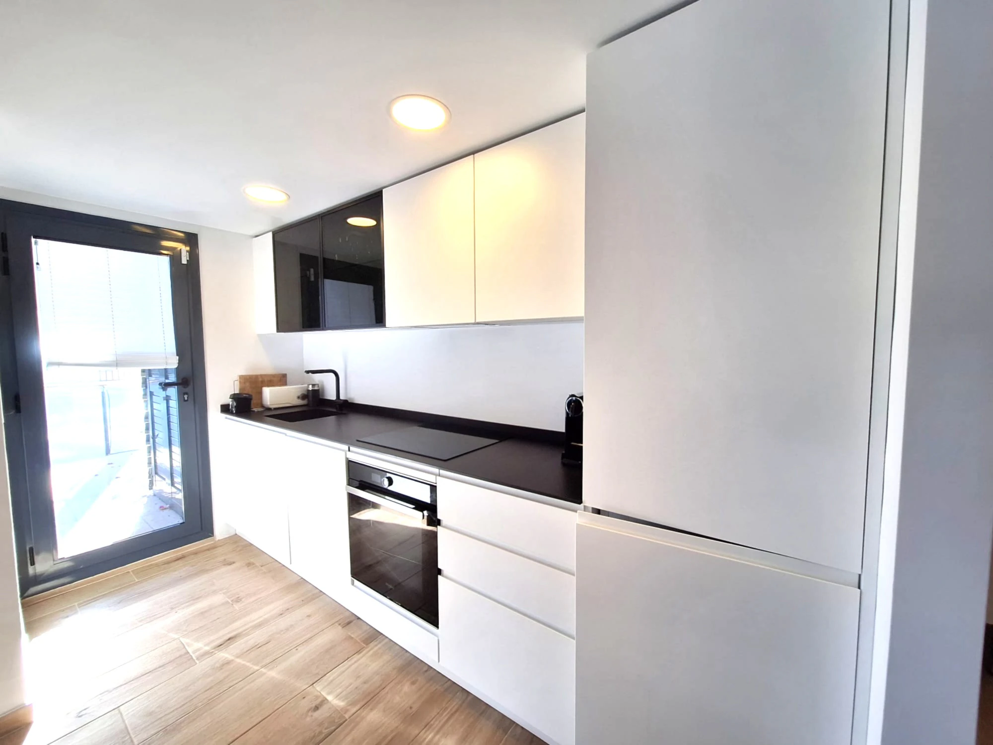 Wohnung zu verkaufen mit 2 Schlafzimmern und 2 Bädern sowie Gemeinschaftspool.