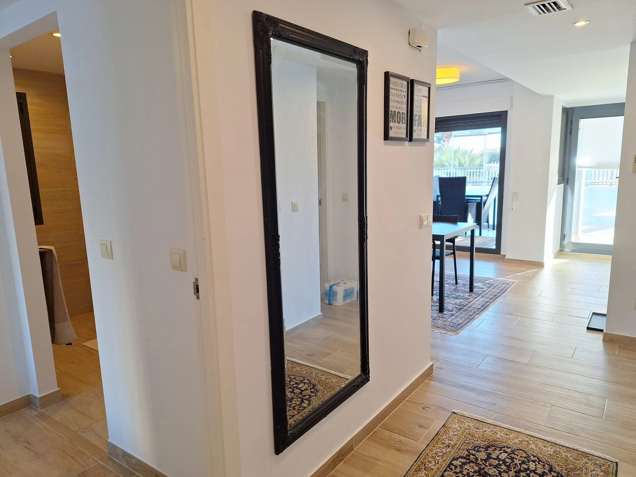 Wohnung zu verkaufen mit 2 Schlafzimmern und 2 Bädern sowie Gemeinschaftspool.