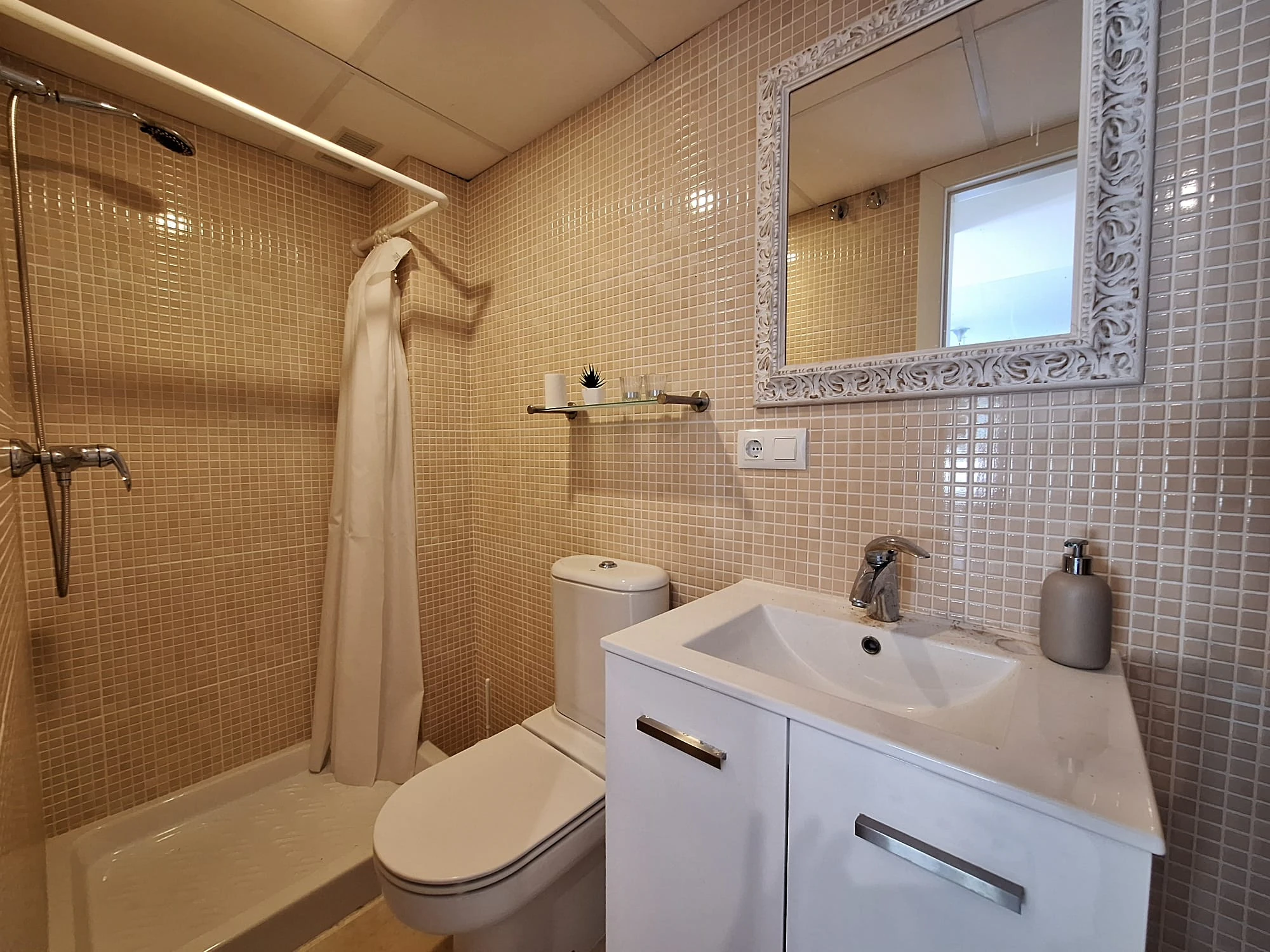 Wohnung zu verkaufen mit 2 Schlafzimmern und 2 Bädern sowie Gemeinschaftspool.