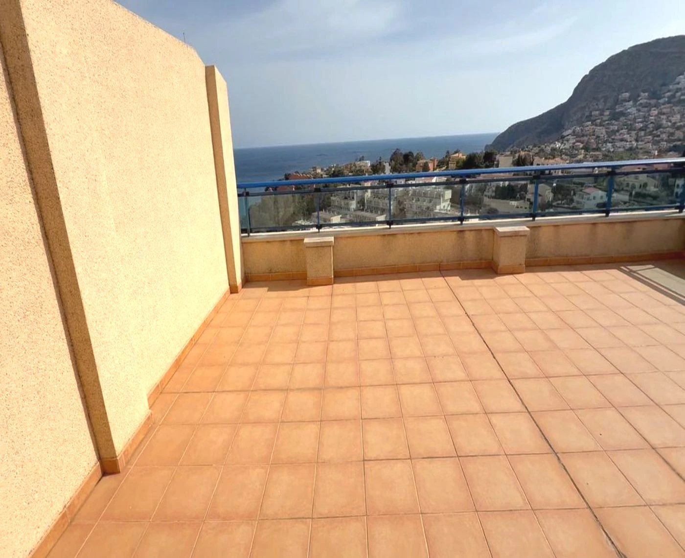 Ático Dúplex de Ensueño en Calpe: Un Balcón Privado al Mediterráneo