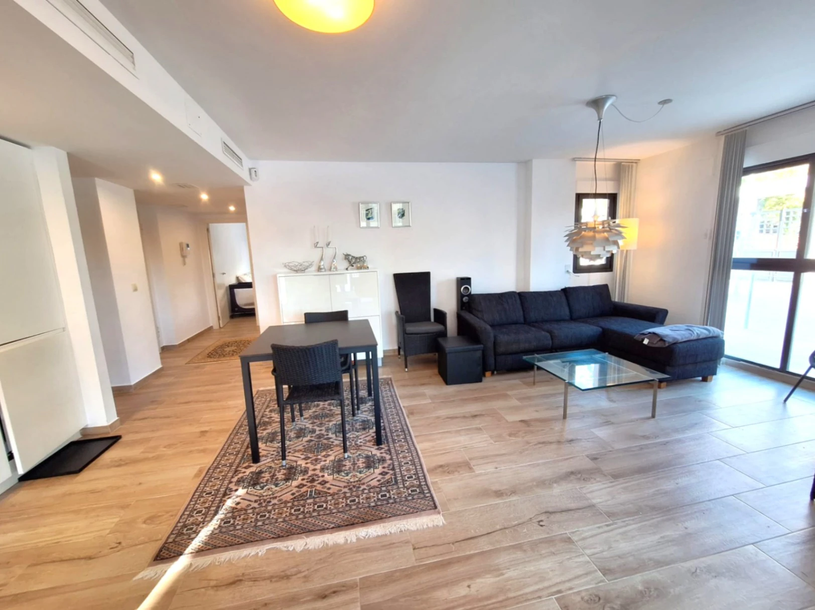 Wohnung zu verkaufen mit 2 Schlafzimmern und 2 Bädern sowie Gemeinschaftspool.