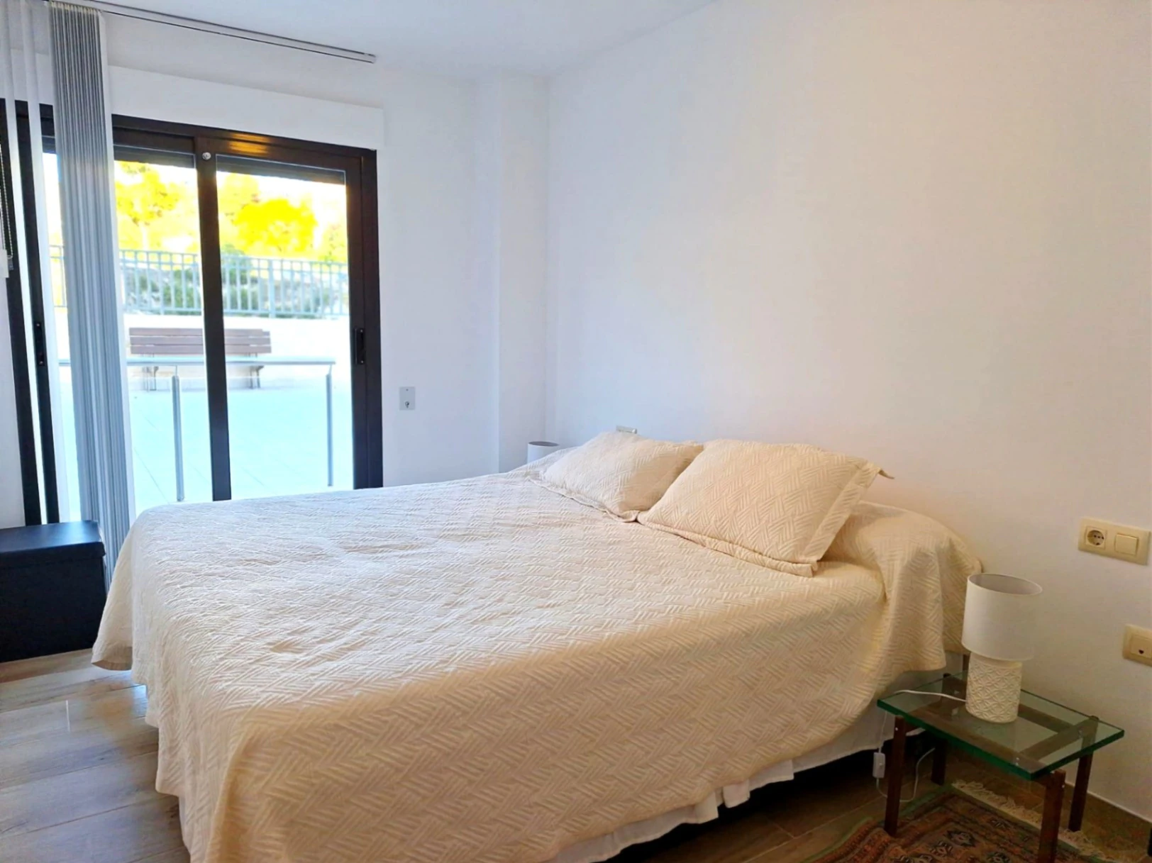 Wohnung zu verkaufen mit 2 Schlafzimmern und 2 Bädern sowie Gemeinschaftspool.