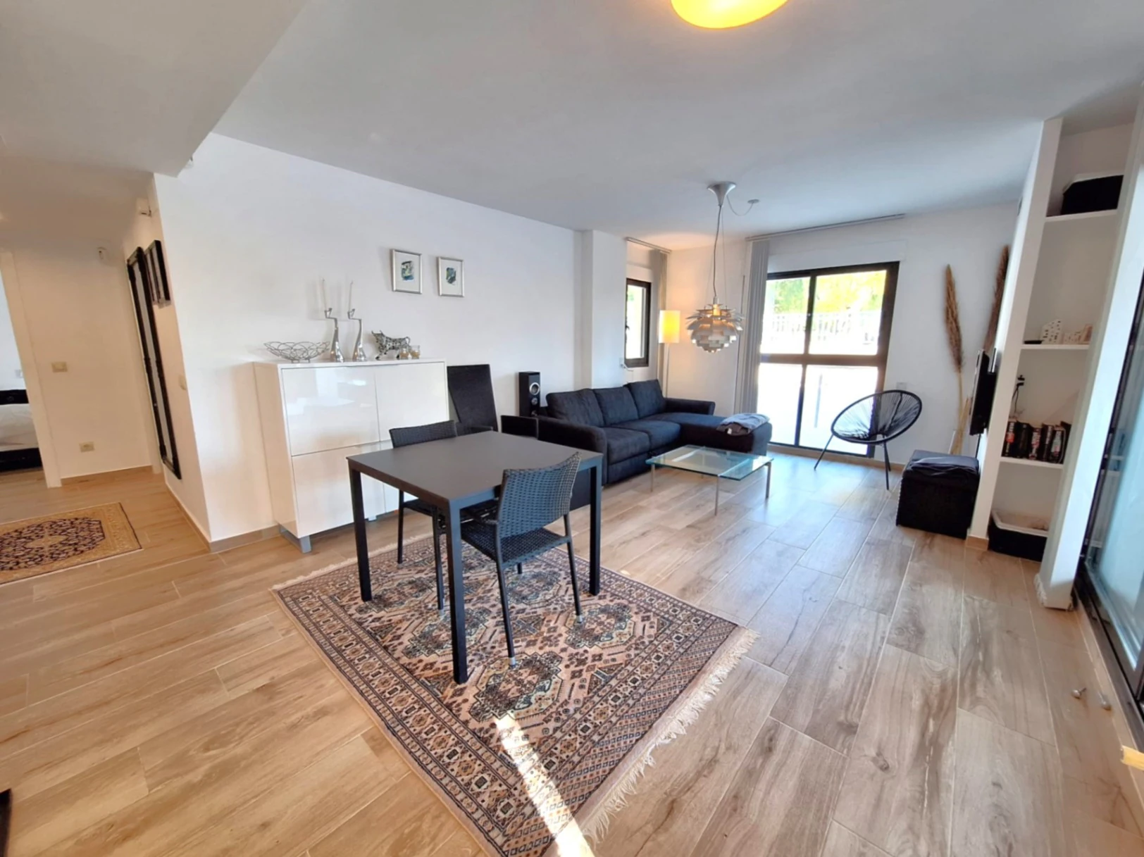 Wohnung zu verkaufen mit 2 Schlafzimmern und 2 Bädern sowie Gemeinschaftspool.
