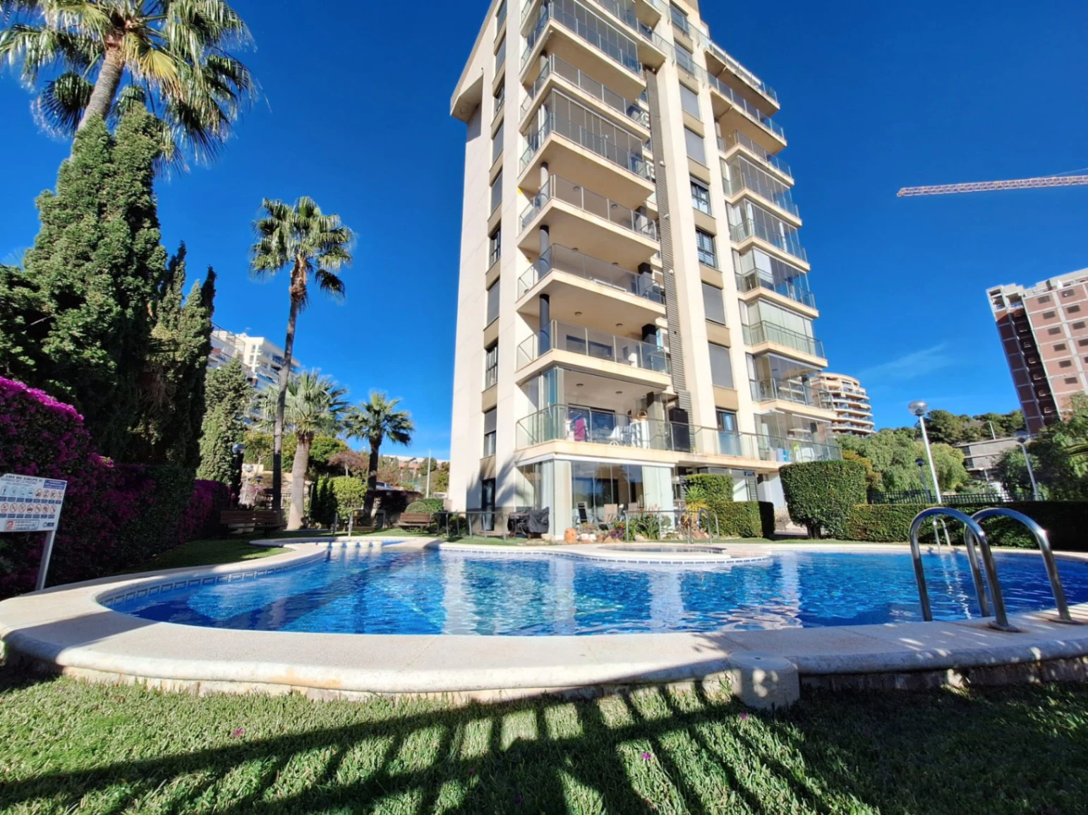 A428 - Apartamento en venta de 2 habitaciones y 2 baños con piscina comunitaria.