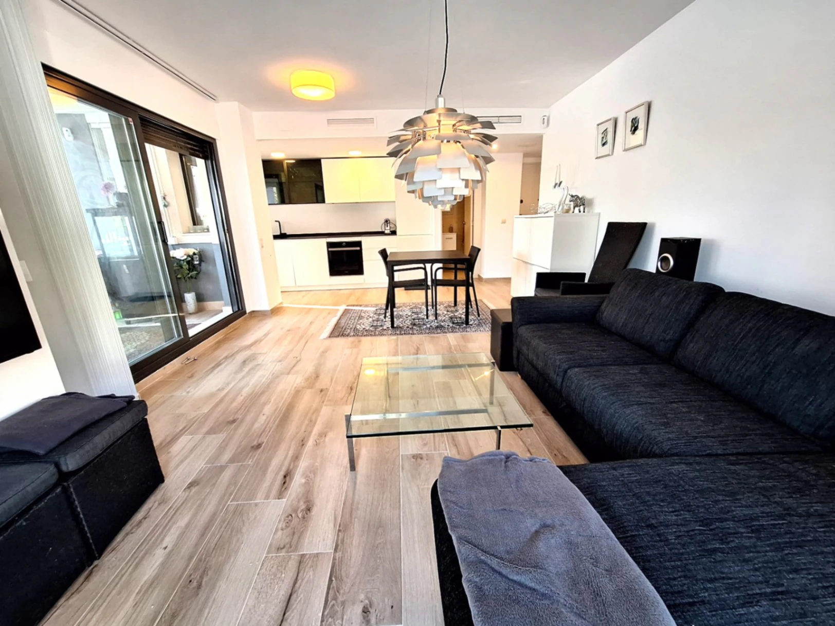Wohnung zu verkaufen mit 2 Schlafzimmern und 2 Bädern sowie Gemeinschaftspool.