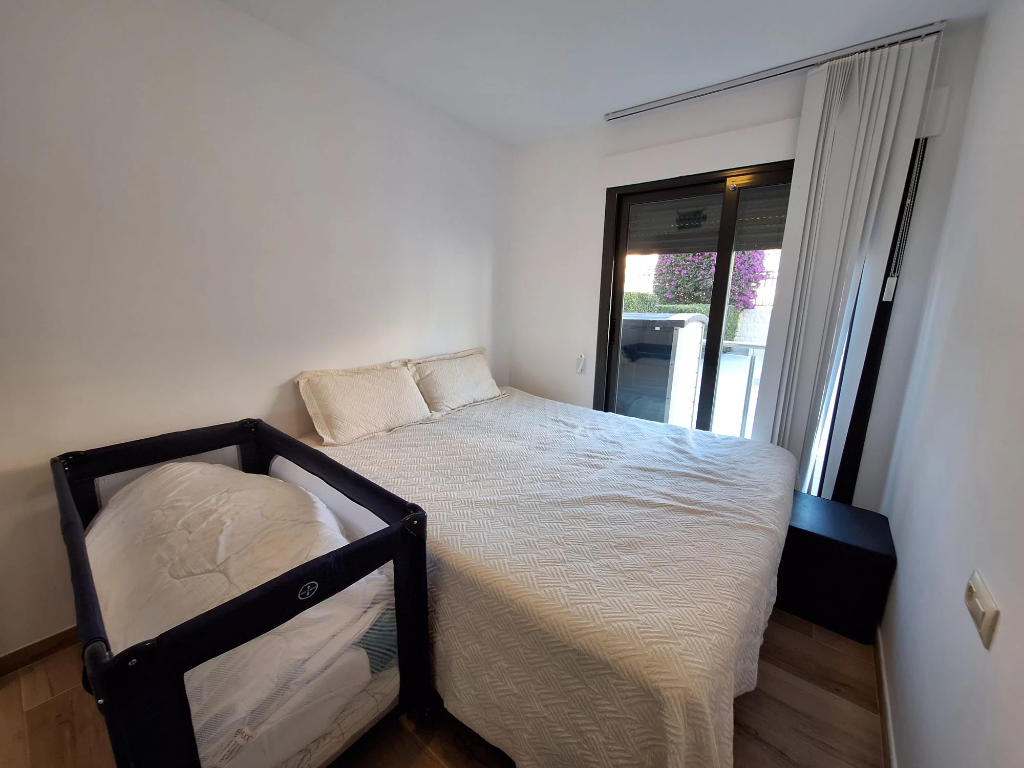 Wohnung zu verkaufen mit 2 Schlafzimmern und 2 Bädern sowie Gemeinschaftspool.