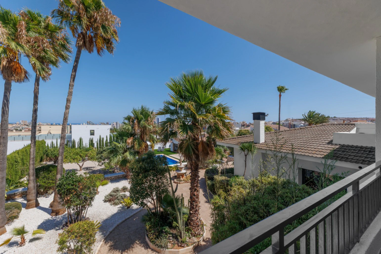 C415 - Villa moderna con vistas panorámicas de Ifach y sierra de Olta
