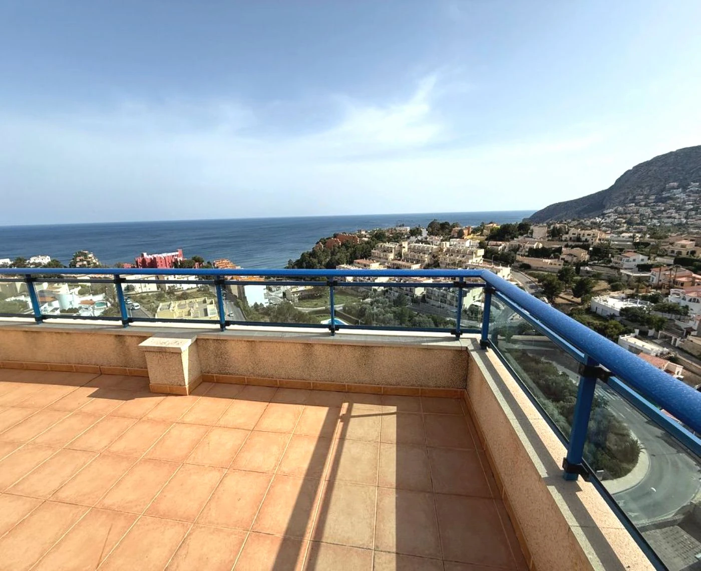 Ático Dúplex de Ensueño en Calpe: Un Balcón Privado al Mediterráneo