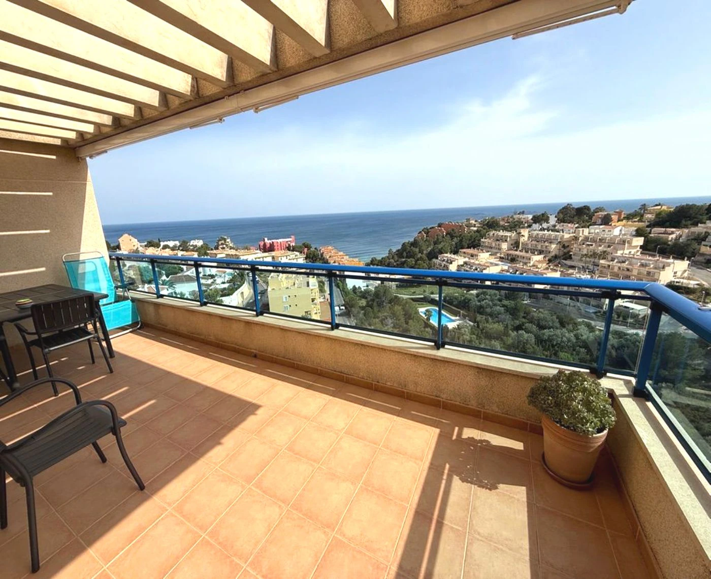Ático Dúplex de Ensueño en Calpe: Un Balcón Privado al Mediterráneo