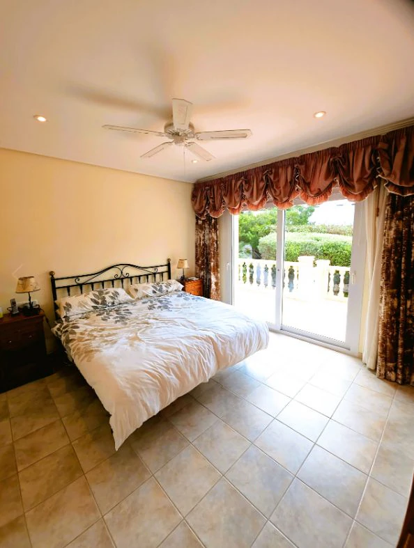 C424C - Encantadora propiedad en zona exclusiva de Moraira, cerca del Portet, con piscina, jardín y tres dormitorios