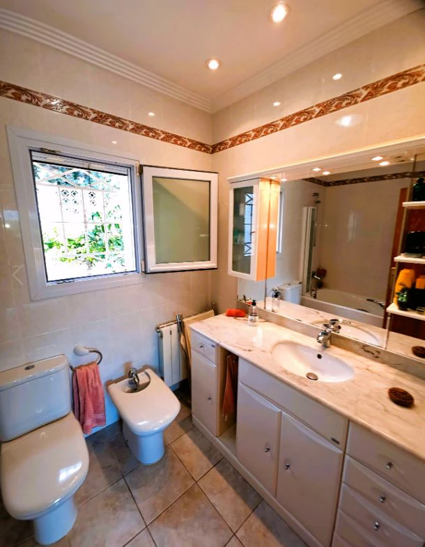 C424C - Encantadora propiedad en zona exclusiva de Moraira, cerca del Portet, con piscina, jardín y tres dormitorios