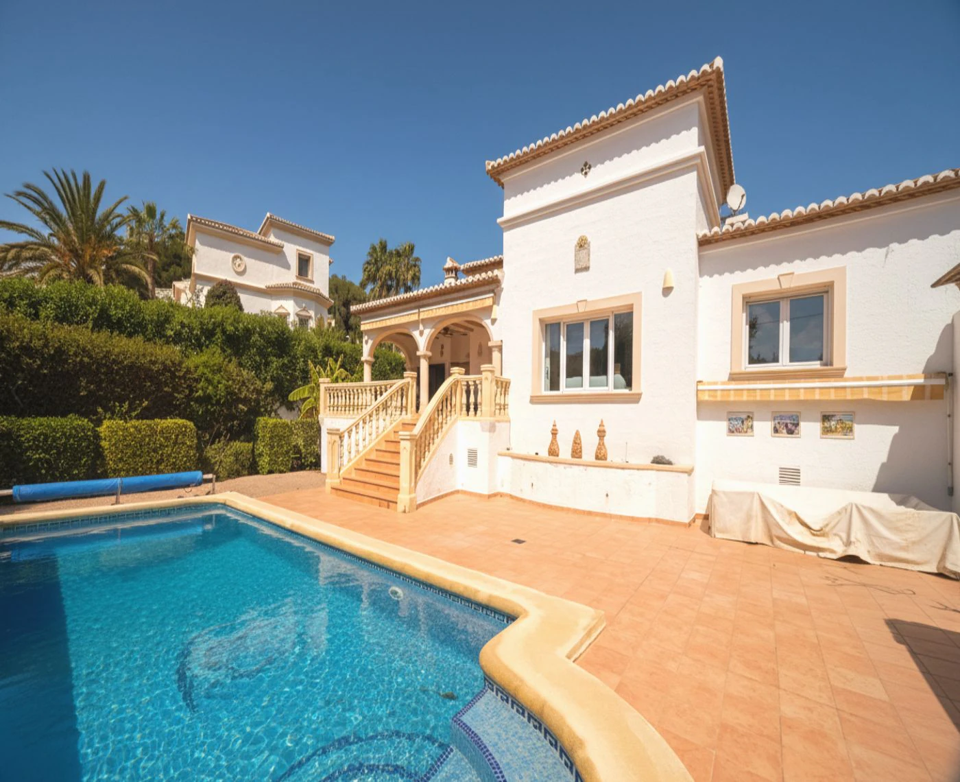 C424C - Encantadora propiedad en zona exclusiva de Moraira, cerca del Portet, con piscina, jardín y tres dormitorios
