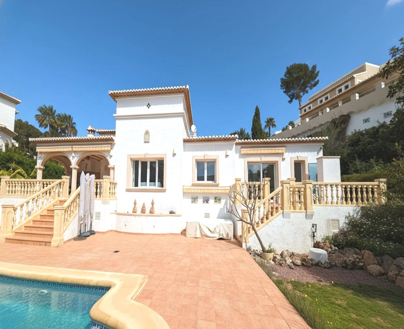C424C - Encantadora propiedad en zona exclusiva de Moraira, cerca del Portet, con piscina, jardín y tres dormitorios