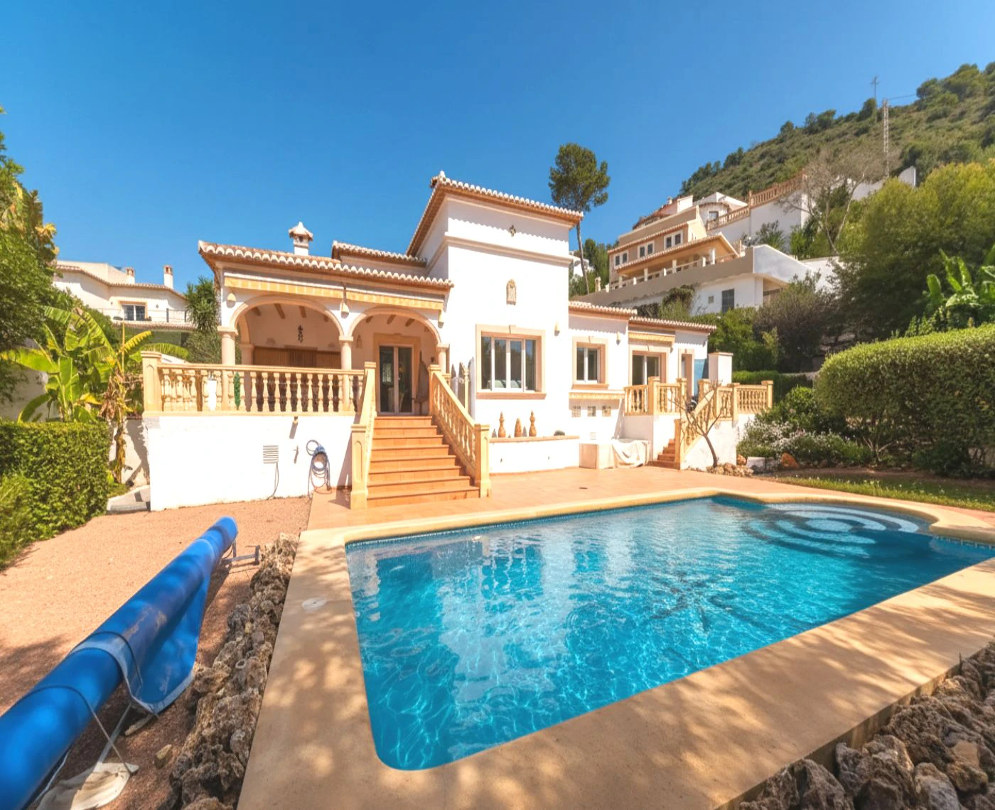 C424C - Encantadora propiedad en zona exclusiva de Moraira, cerca del Portet, con piscina, jardín y tres dormitorios