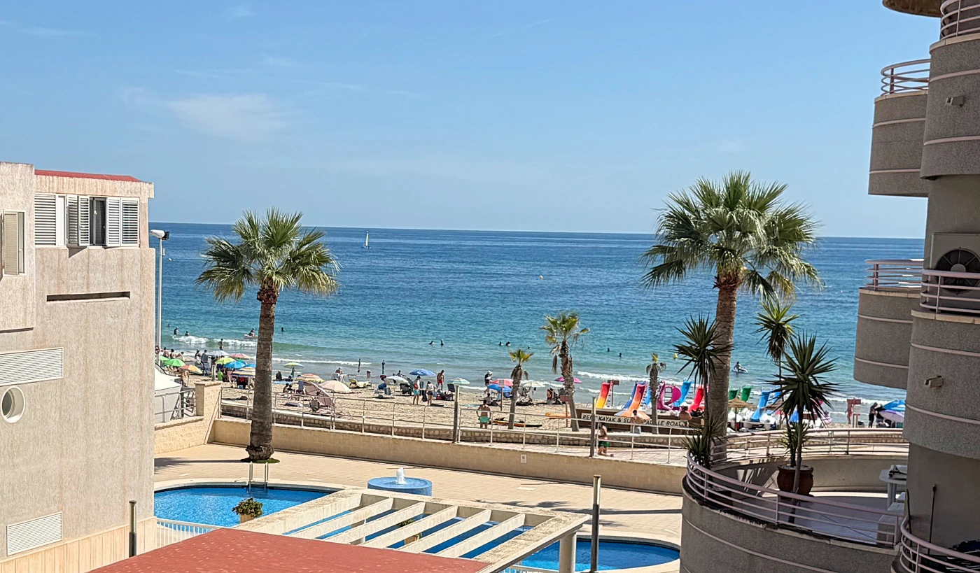 Apartamento en Primera Línea de Playa en Calpe con Vistas al Mar y Parking Incluido