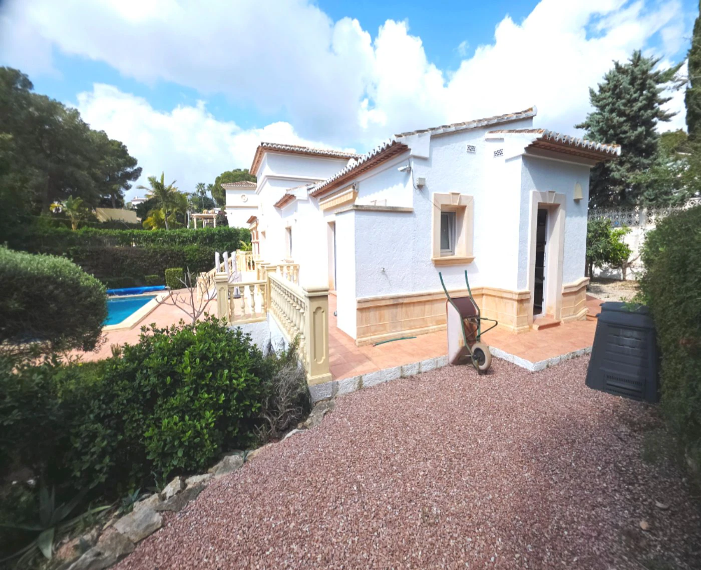 C424C - Encantadora propiedad en zona exclusiva de Moraira, cerca del Portet, con piscina, jardín y tres dormitorios