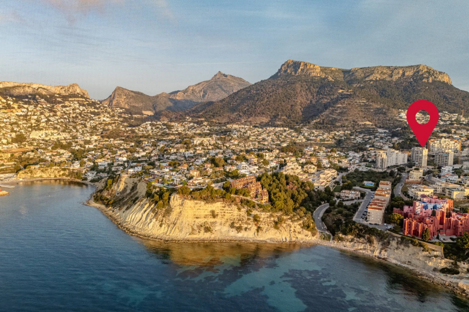 Ático Dúplex de Ensueño en Calpe: Un Balcón Privado al Mediterráneo