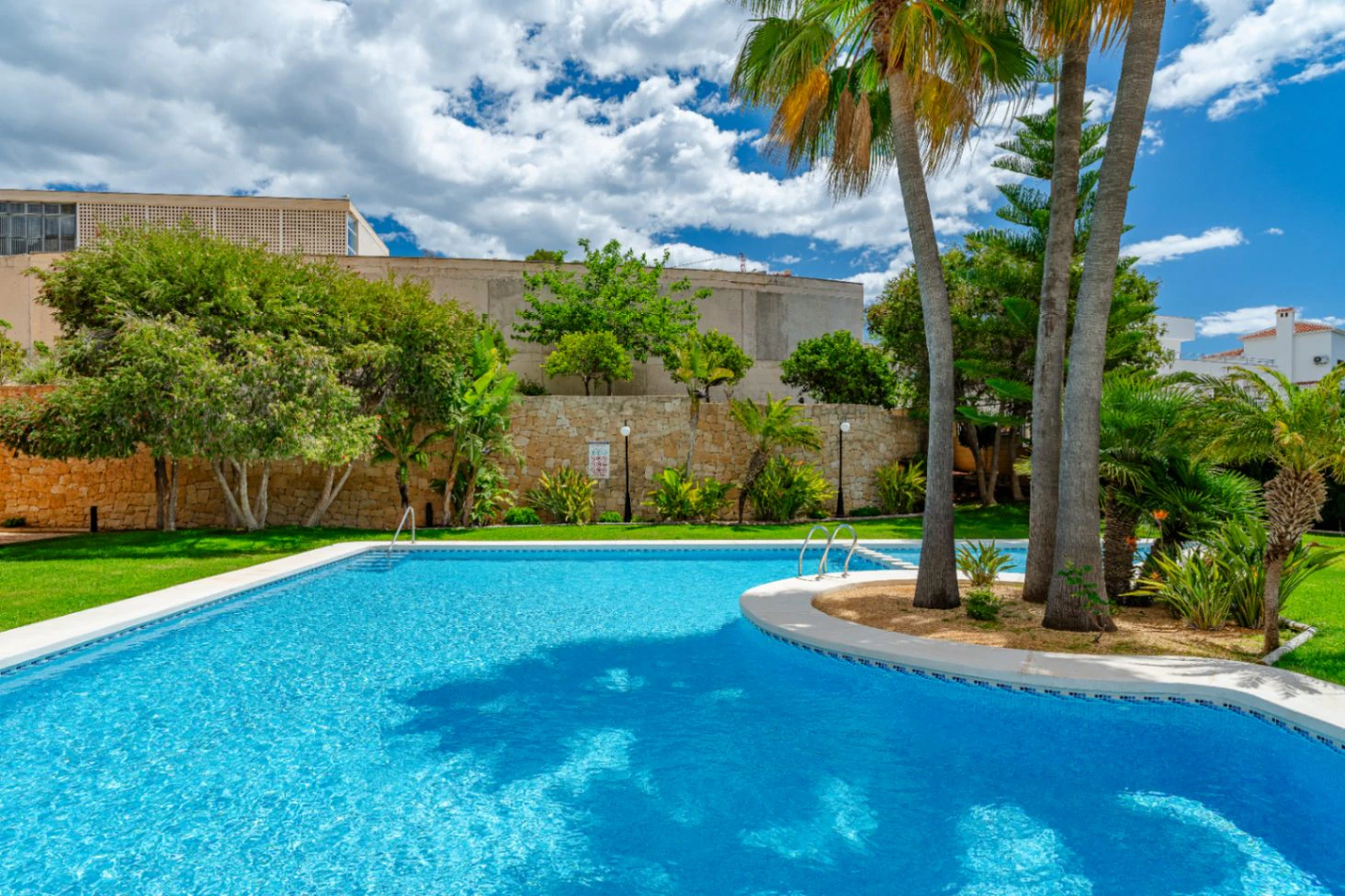 Ático Dúplex de Ensueño en Calpe: Un Balcón Privado al Mediterráneo