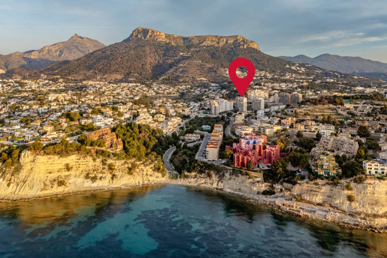 Ático Dúplex de Ensueño en Calpe: Un Balcón Privado al Mediterráneo