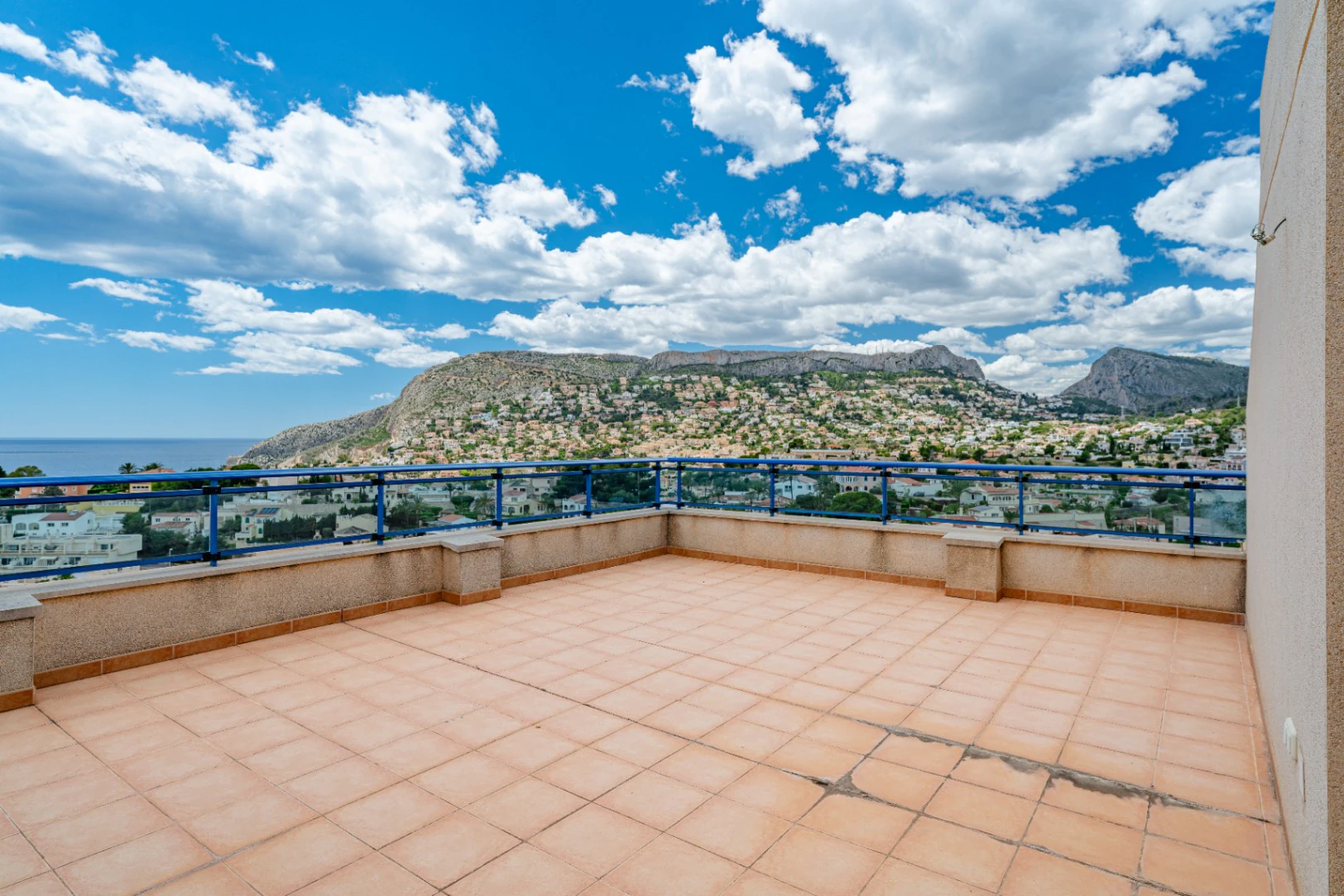 Ático Dúplex de Ensueño en Calpe: Un Balcón Privado al Mediterráneo