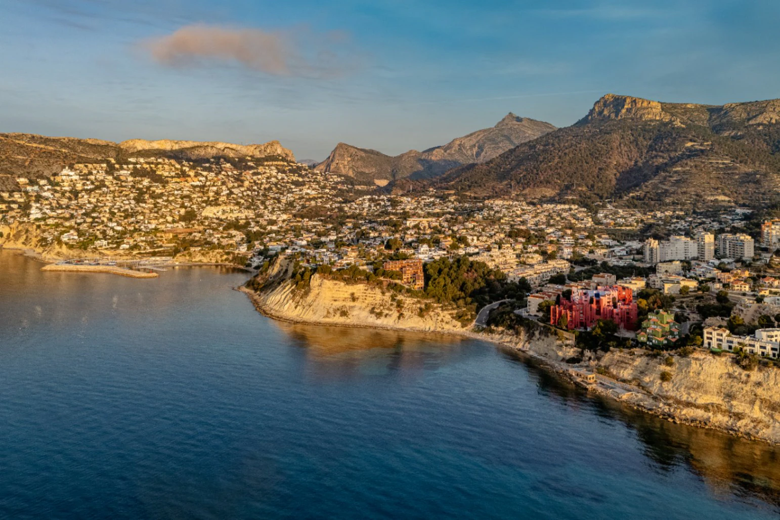 Ático Dúplex de Ensueño en Calpe: Un Balcón Privado al Mediterráneo