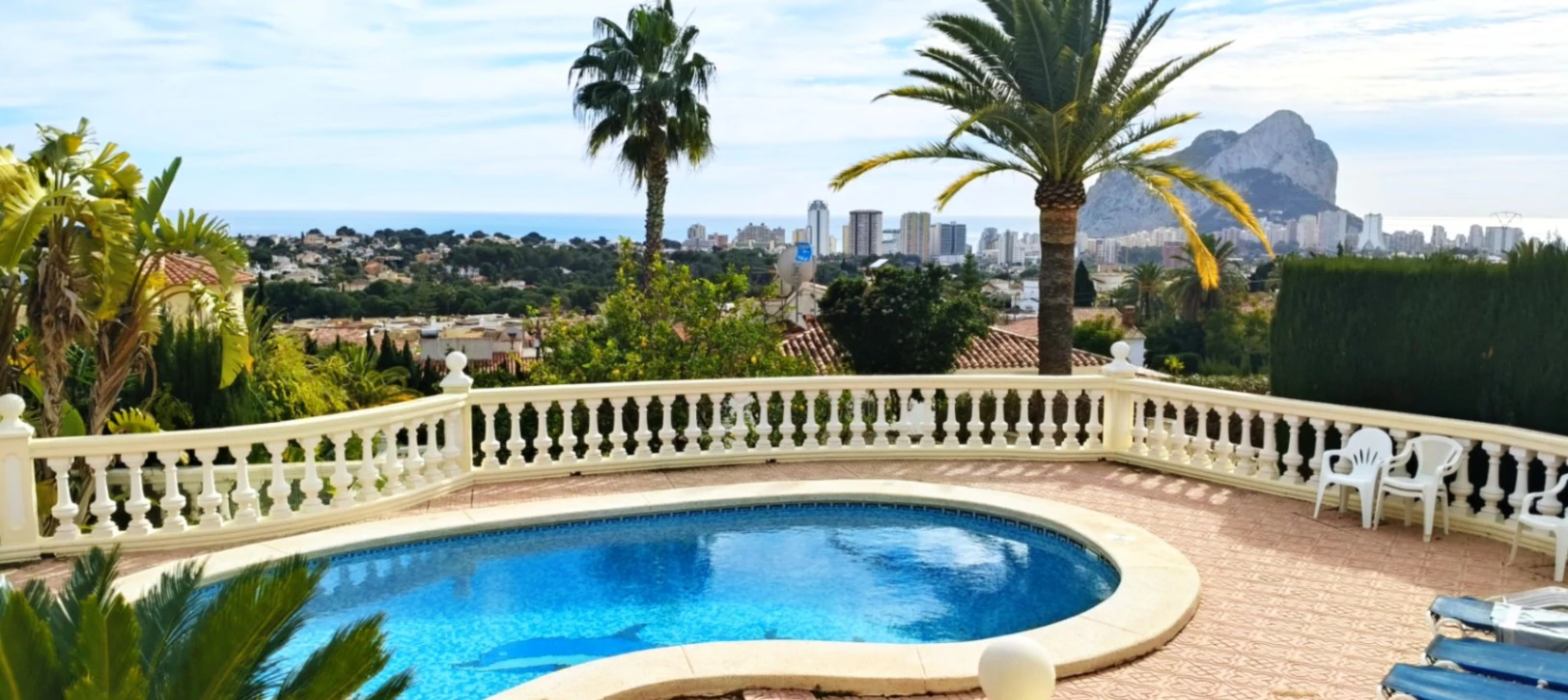 Impresionante villa con piscina y vistas espectaculares al Peñón