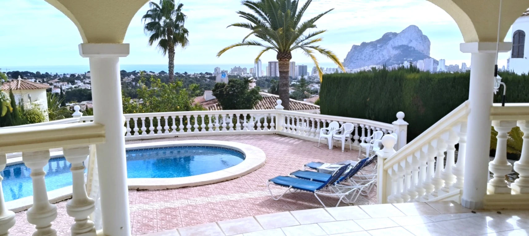 Impresionante villa con piscina y vistas espectaculares al Peñón