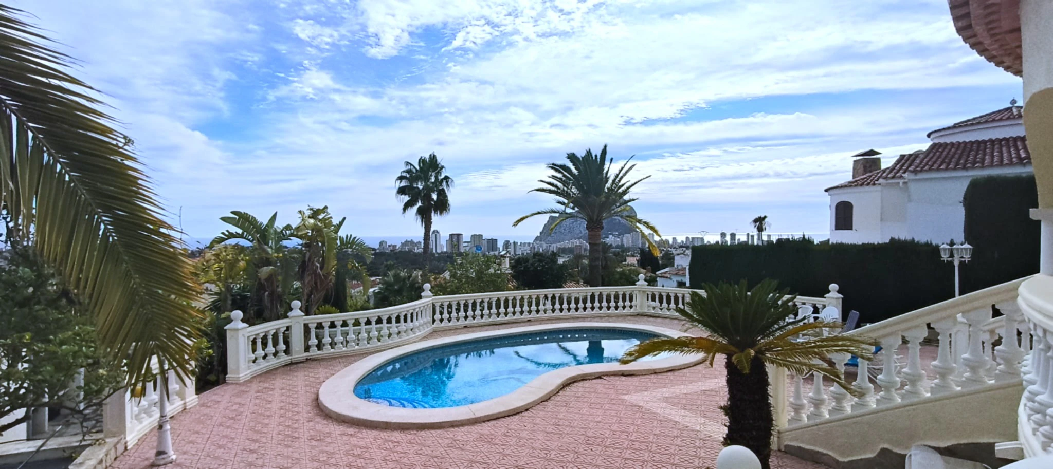 Impresionante villa con piscina y vistas espectaculares al Peñón