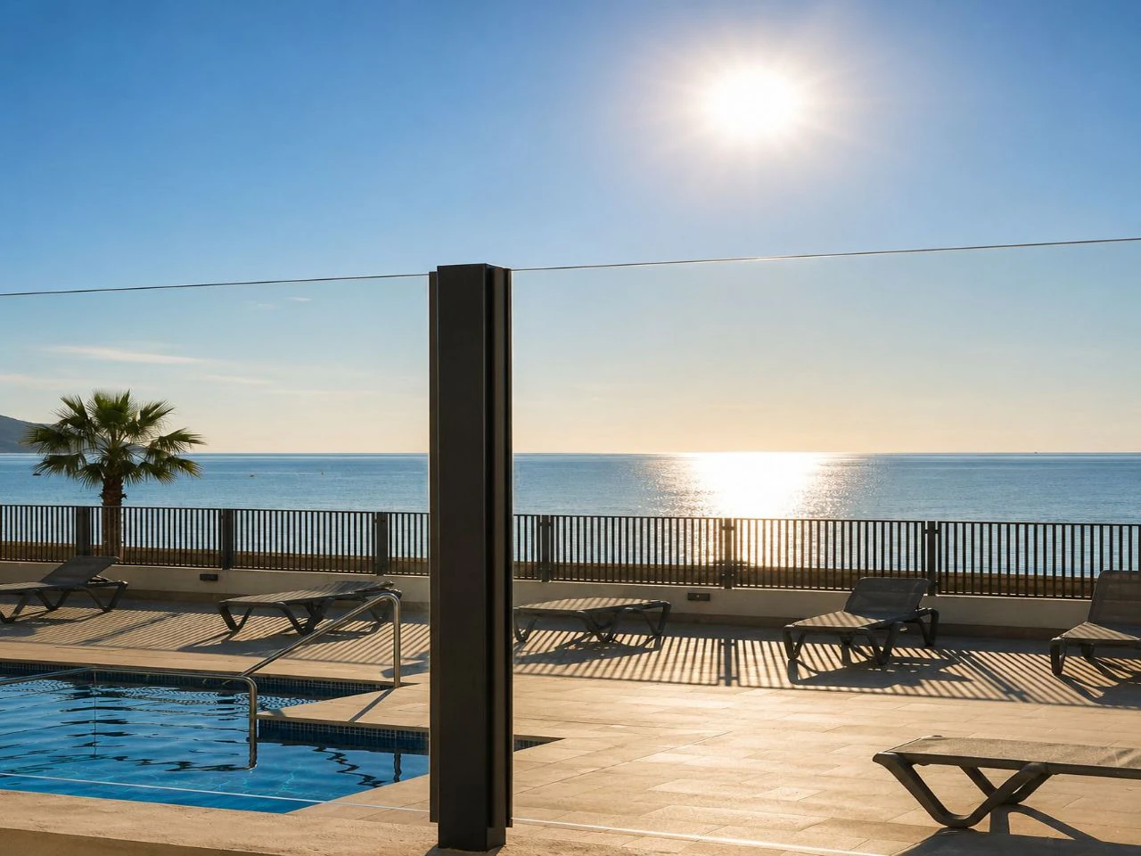Oportunidad Única en Primera Línea de Playa: Dos Locales Comerciales, Apartamento y Garaje en Playa Fossa
