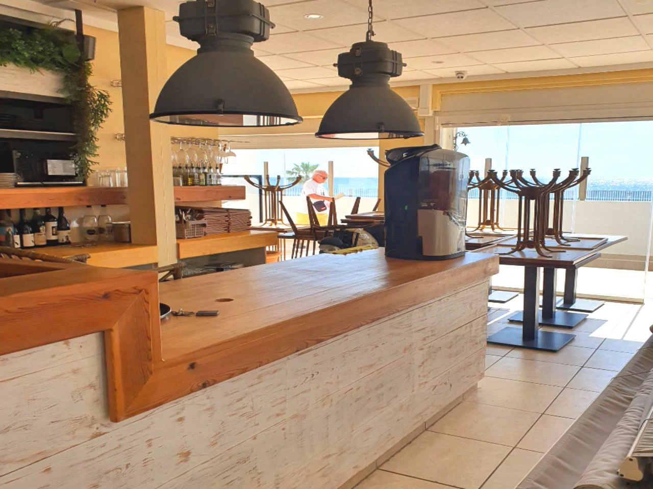 Oportunidad Única en Primera Línea de Playa: Dos Locales Comerciales, Apartamento y Garaje en Playa Fossa