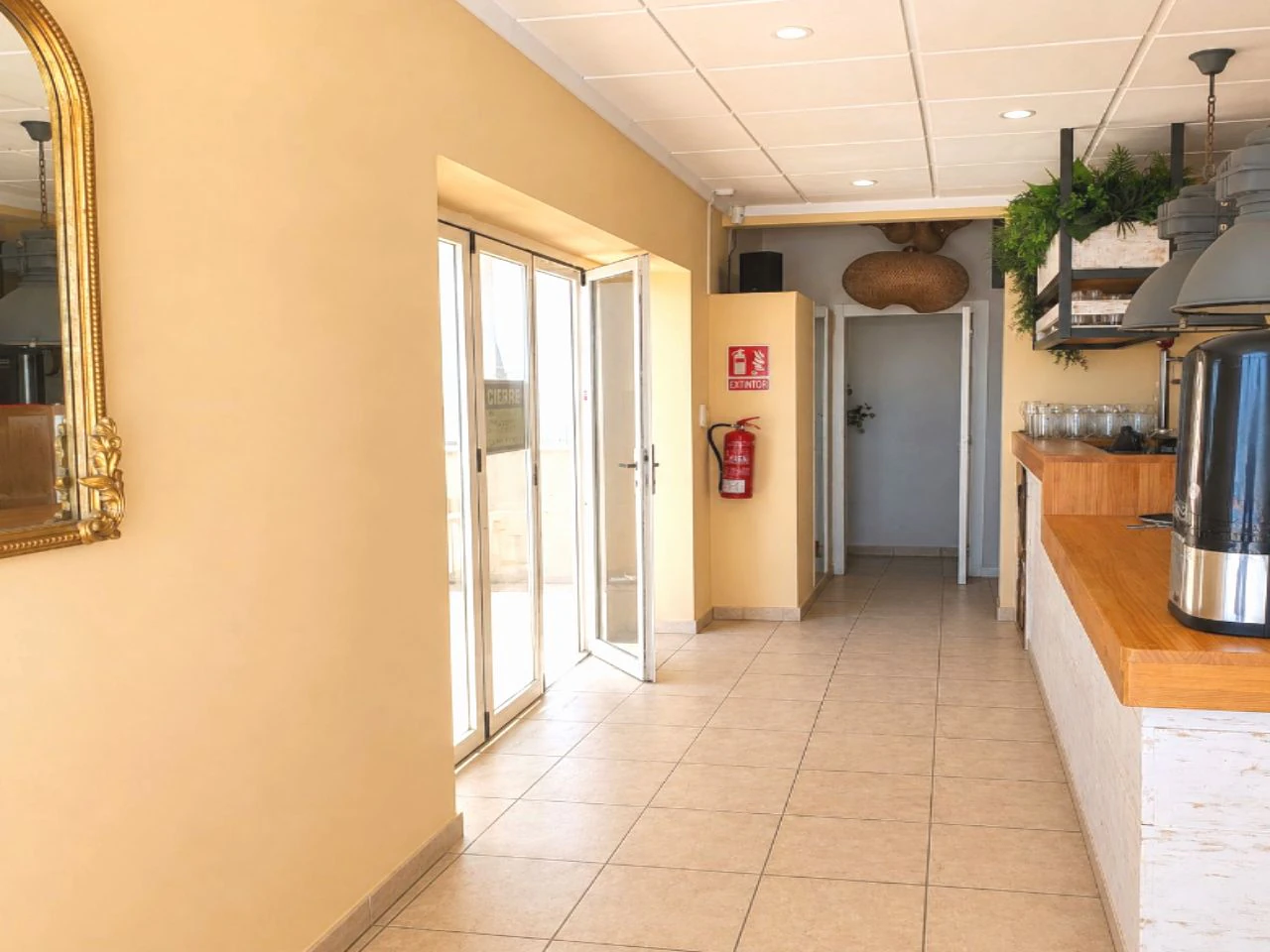 Oportunidad Única en Primera Línea de Playa: Dos Locales Comerciales, Apartamento y Garaje en Playa Fossa