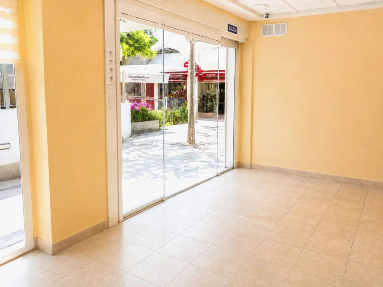 Oportunidad Única en Primera Línea de Playa: Dos Locales Comerciales, Apartamento y Garaje en Playa Fossa
