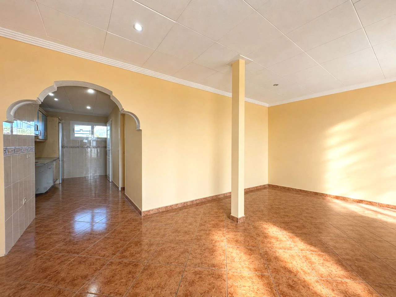 Oportunidad Única en Primera Línea de Playa: Dos Locales Comerciales, Apartamento y Garaje en Playa Fossa