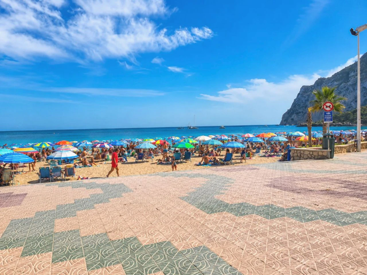 Oportunidad Única en Primera Línea de Playa: Dos Locales Comerciales, Apartamento y Garaje en Playa Fossa