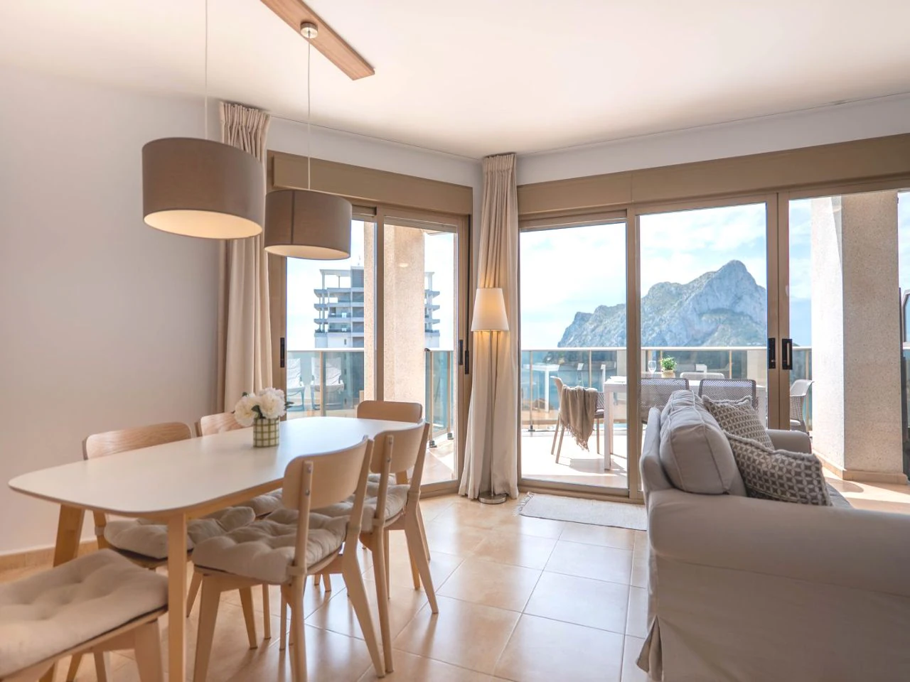 Impresionante Ático en Una Sola Planta con Vistas al Mar de 240° – Una Propiedad Verdaderamente Única en Calpe
