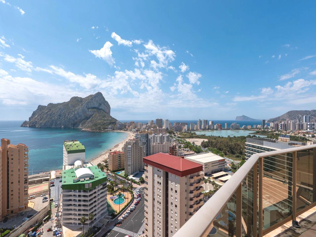 Impresionante Ático en Una Sola Planta con Vistas al Mar de 240° – Una Propiedad Verdaderamente Única en Calpe