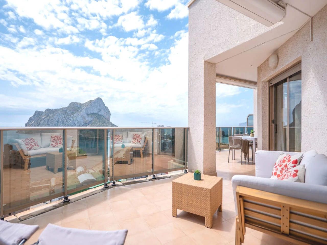 Impresionante Ático en Una Sola Planta con Vistas al Mar de 240° – Una Propiedad Verdaderamente Única en Calpe