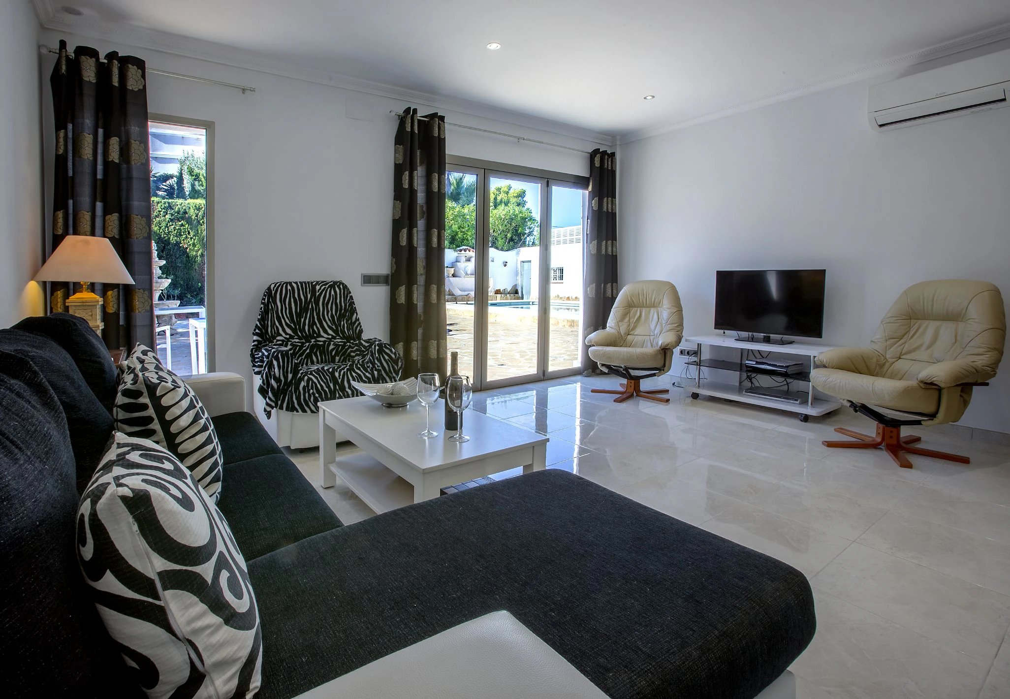 C401C - Villa avec une vue magnifique sur la mer à 100 mètres de la mer.