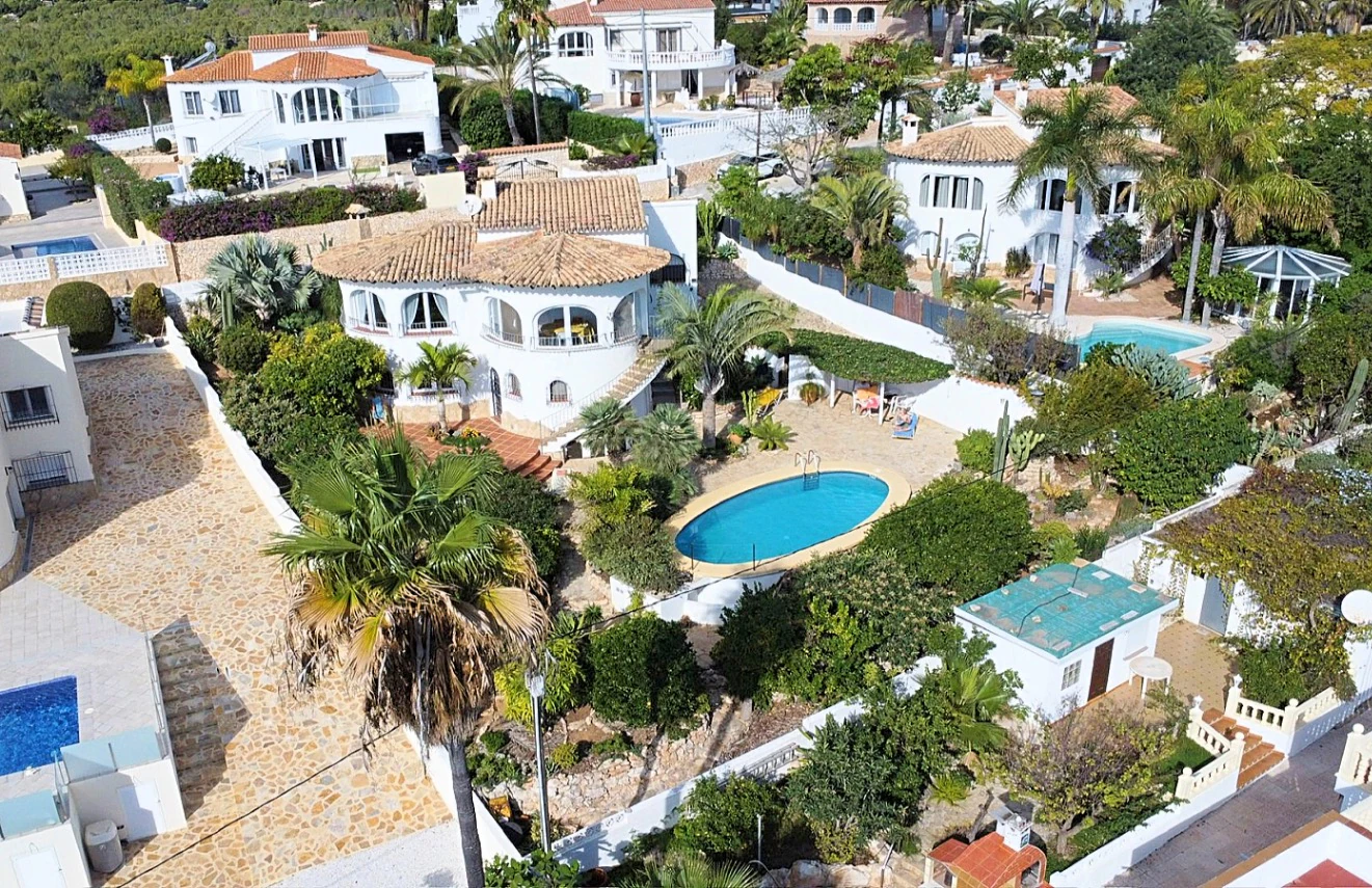 C423 - Joya Mediterránea con Vistas Infinitas: Un Refugio Impecable en Calpe