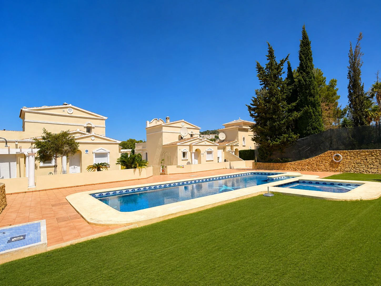 Bungalow con encanto, amplia terraza y piscina comunitaria en una de las mejores zonas de Calpe