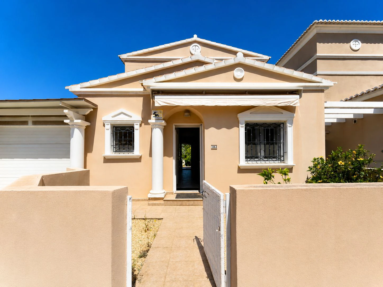 Bungalow con encanto, amplia terraza y piscina comunitaria en una de las mejores zonas de Calpe