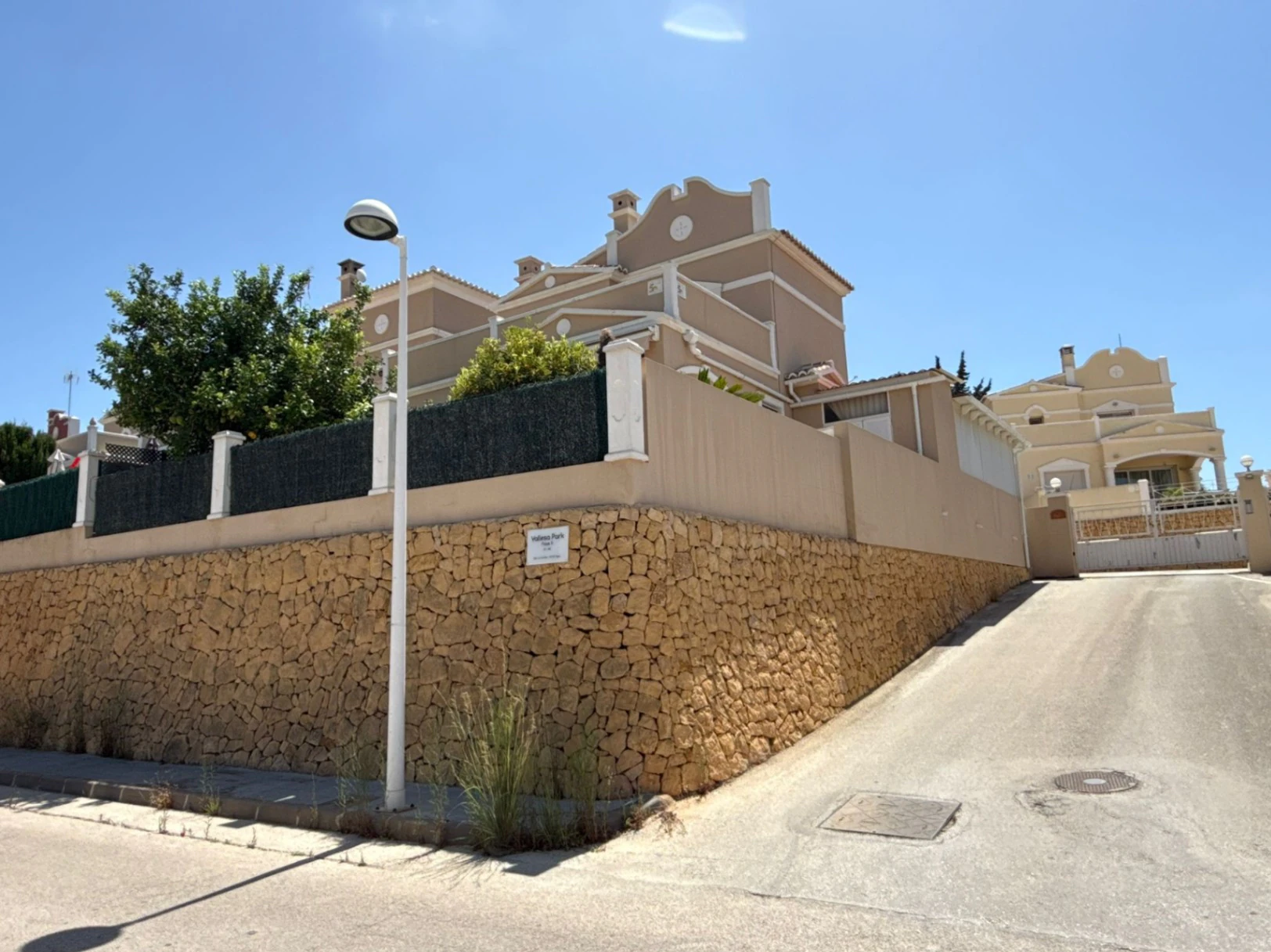 Bungalow con encanto, amplia terraza y piscina comunitaria en una de las mejores zonas de Calpe